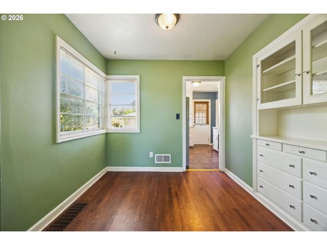 9032 Ne BROADWAY, Portland, OR 97220