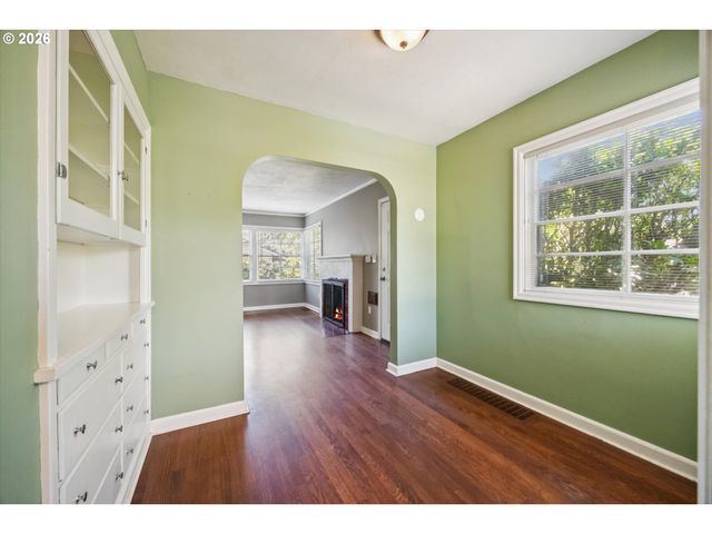 9032 Ne BROADWAY, Portland, OR 97220