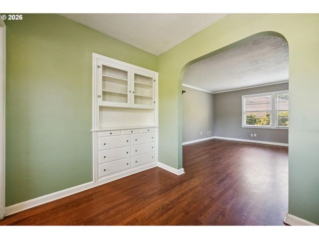9032 Ne BROADWAY, Portland, OR 97220