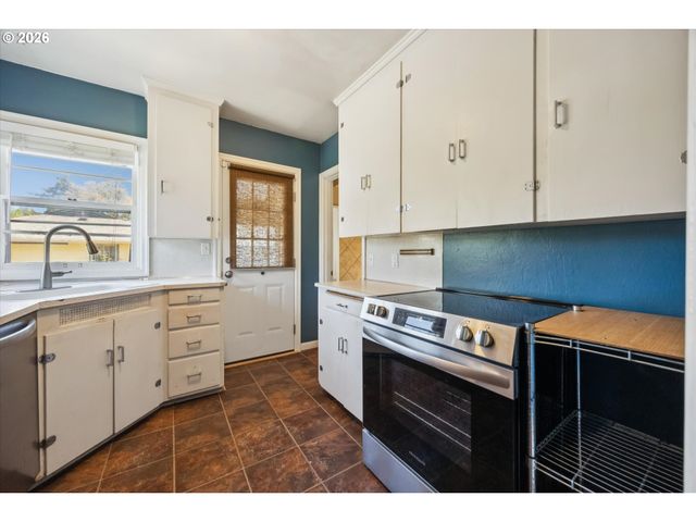 9032 Ne BROADWAY, Portland, OR 97220