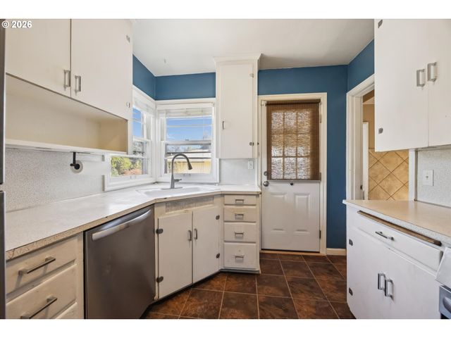 9032 Ne BROADWAY, Portland, OR 97220