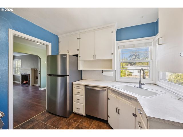 9032 Ne BROADWAY, Portland, OR 97220
