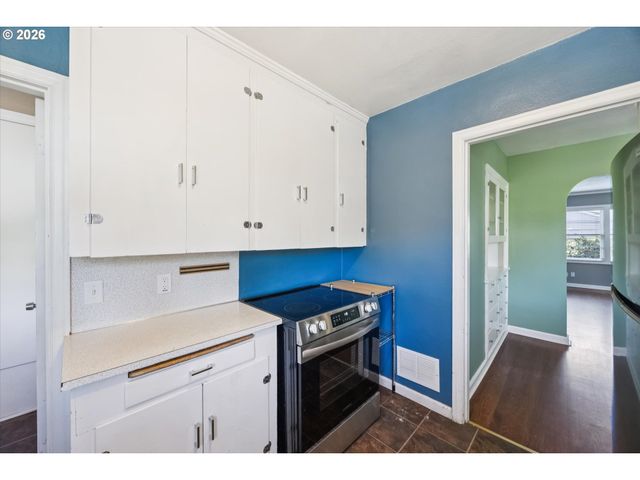 9032 Ne BROADWAY, Portland, OR 97220