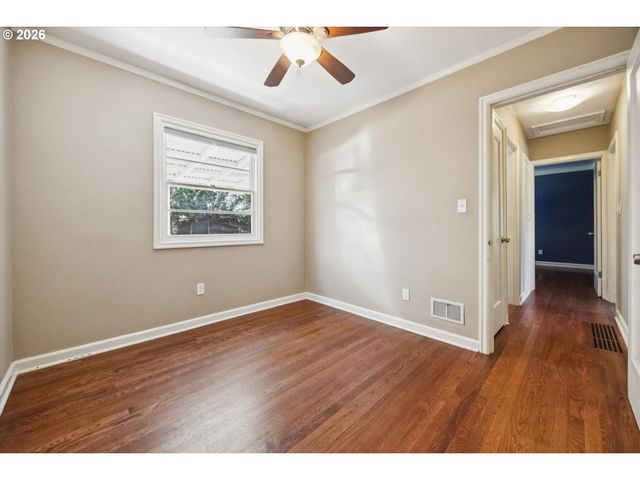 9032 Ne BROADWAY, Portland, OR 97220