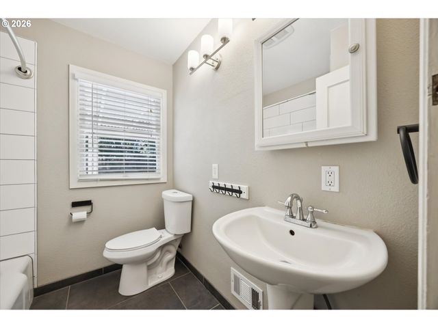 9032 Ne BROADWAY, Portland, OR 97220