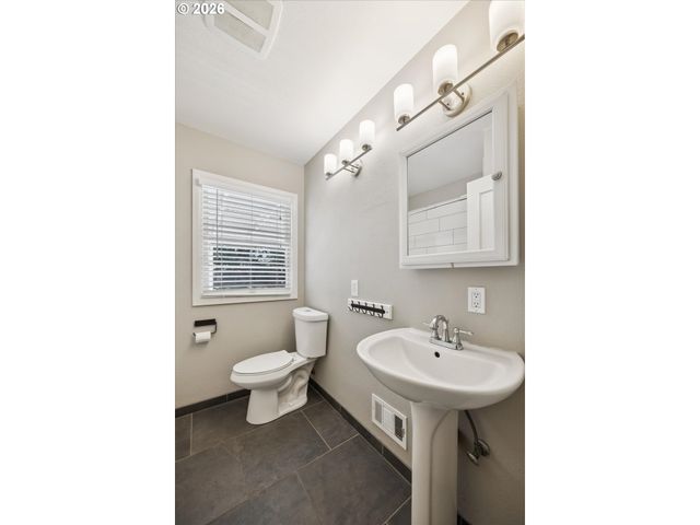 9032 Ne BROADWAY, Portland, OR 97220