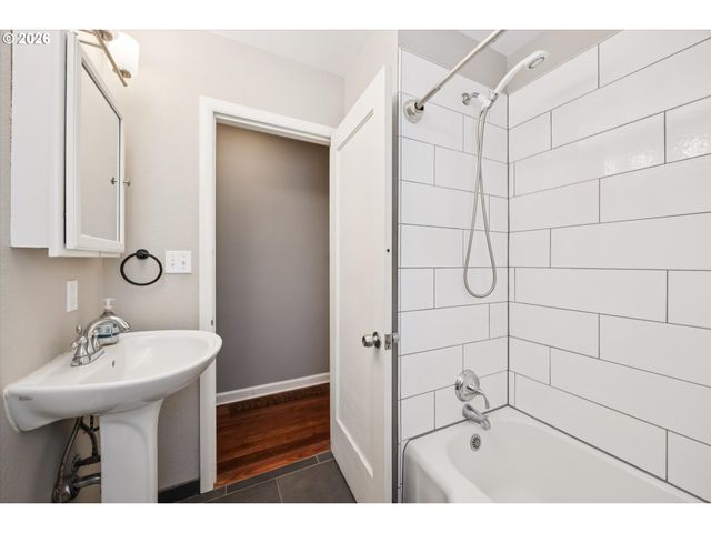 9032 Ne BROADWAY, Portland, OR 97220