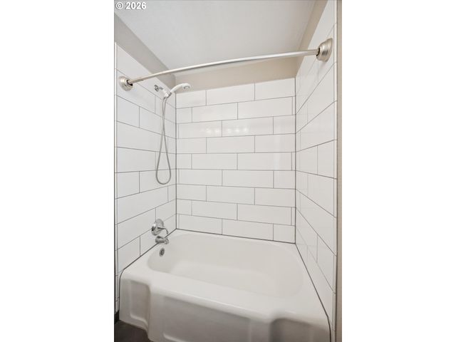 9032 Ne BROADWAY, Portland, OR 97220