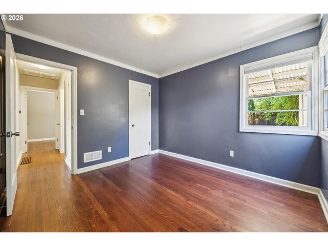 9032 Ne BROADWAY, Portland, OR 97220