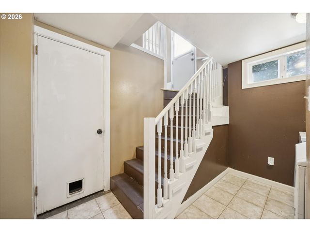 9032 Ne BROADWAY, Portland, OR 97220