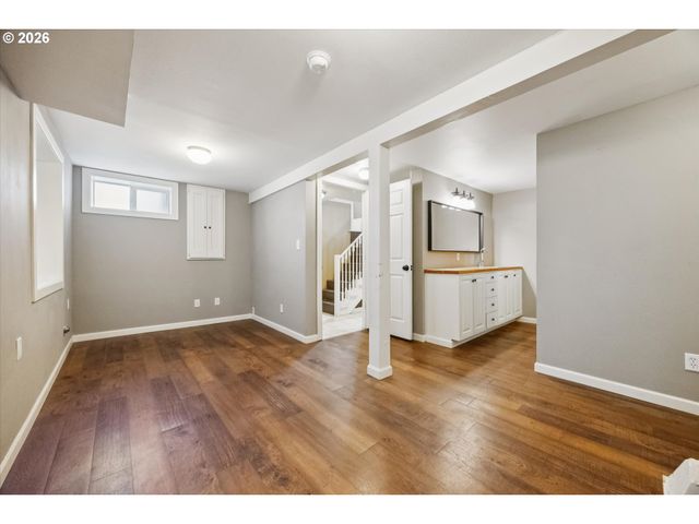 9032 Ne BROADWAY, Portland, OR 97220