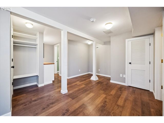 9032 Ne BROADWAY, Portland, OR 97220