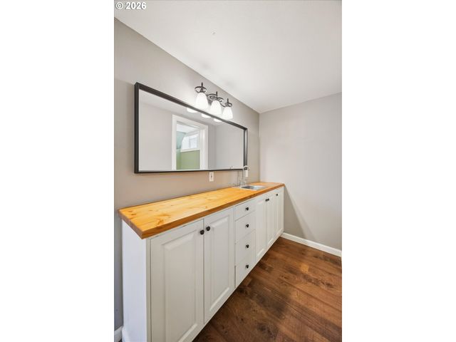 9032 Ne BROADWAY, Portland, OR 97220