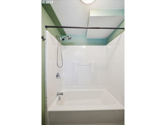 9032 Ne BROADWAY, Portland, OR 97220