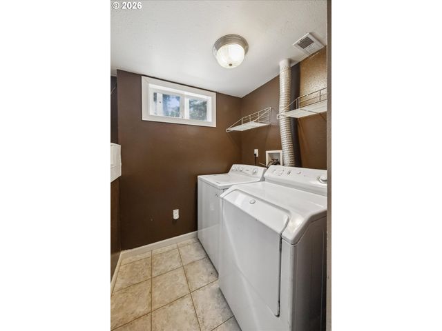 9032 Ne BROADWAY, Portland, OR 97220