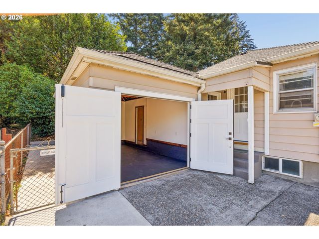 9032 Ne BROADWAY, Portland, OR 97220