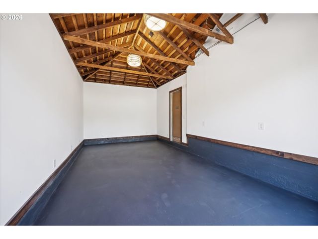 9032 Ne BROADWAY, Portland, OR 97220