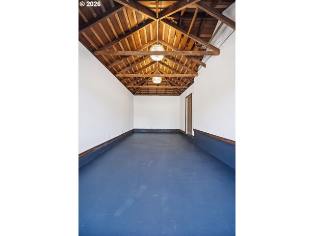 9032 Ne BROADWAY, Portland, OR 97220
