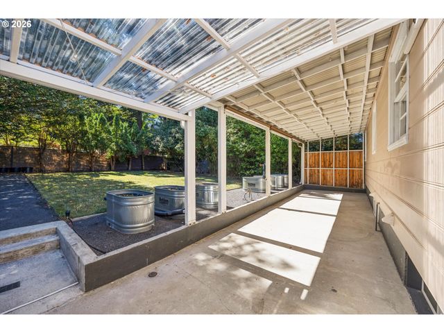 9032 Ne BROADWAY, Portland, OR 97220