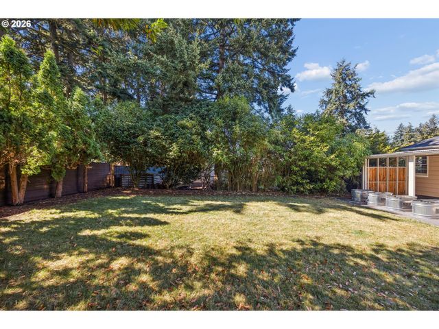 9032 Ne BROADWAY, Portland, OR 97220