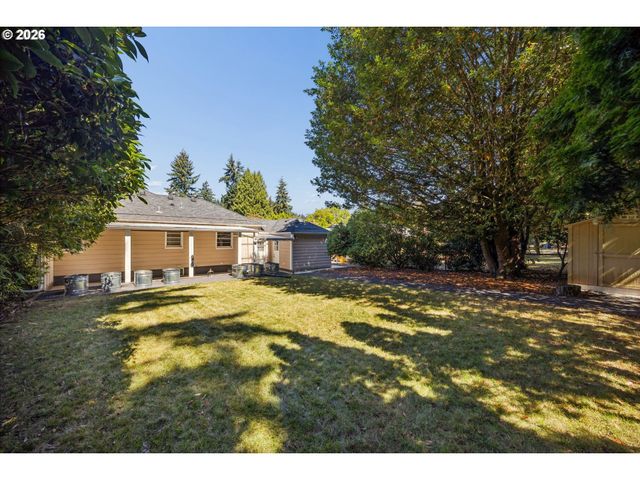 9032 Ne BROADWAY, Portland, OR 97220