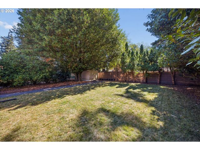 9032 Ne BROADWAY, Portland, OR 97220