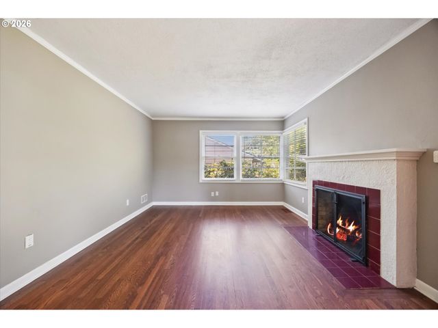 9032 Ne BROADWAY, Portland, OR 97220