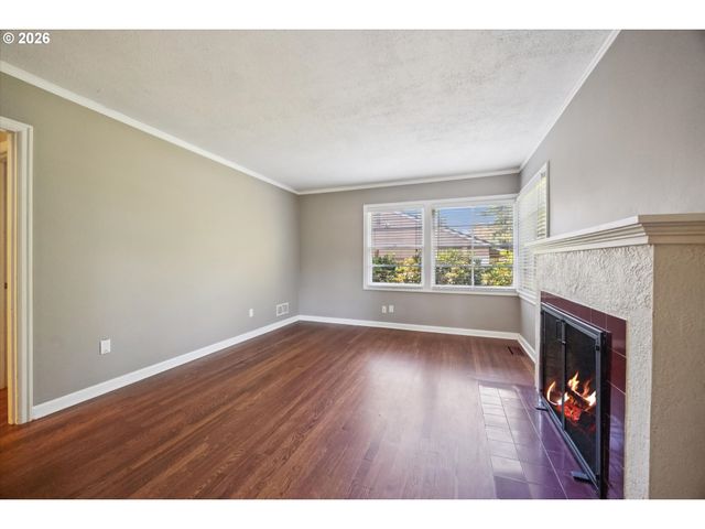 9032 Ne BROADWAY, Portland, OR 97220