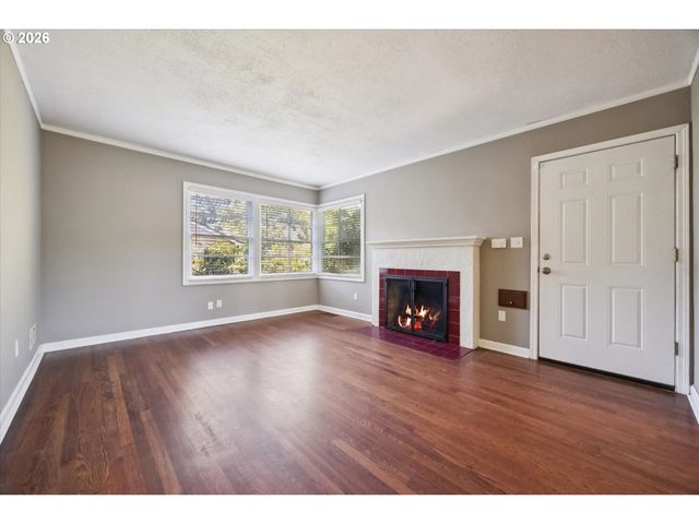 9032 Ne BROADWAY, Portland, OR 97220