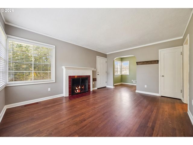 9032 Ne BROADWAY, Portland, OR 97220
