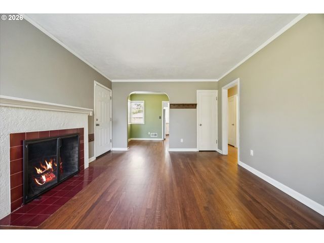 9032 Ne BROADWAY, Portland, OR 97220