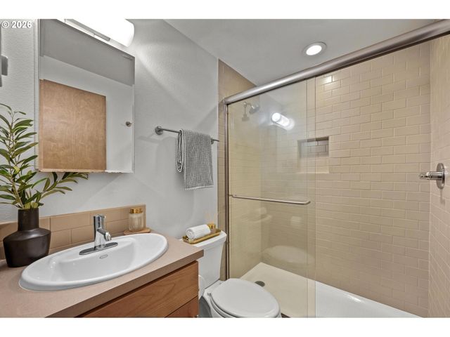 3541 Se YAMHILL St, Portland, OR 97214