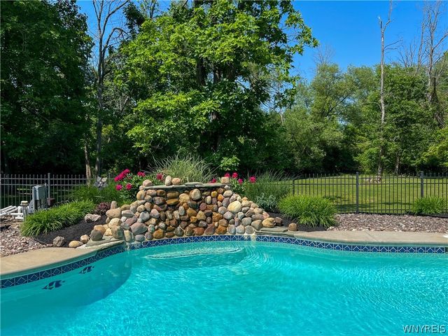 270 Woodstream Drive, Grand Island, NY 14072