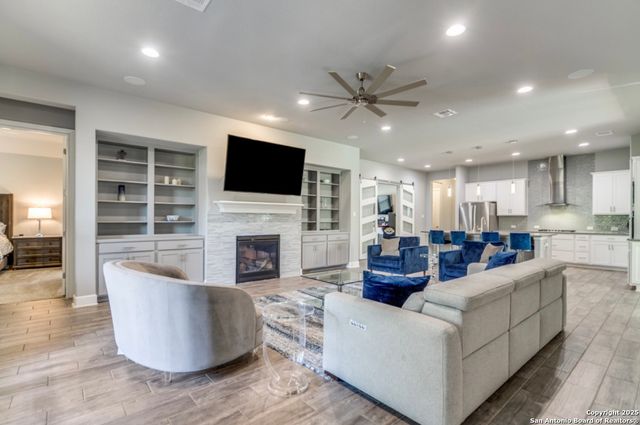 29043 Front Gate, Fair Oaks Ranch, TX 78015