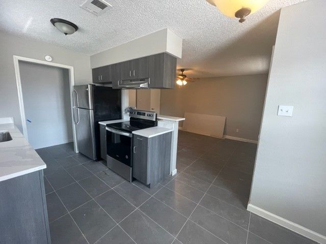 320 Queens Court N, Mansfield, TX 76063