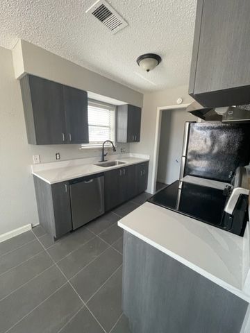 320 Queens Court N, Mansfield, TX 76063