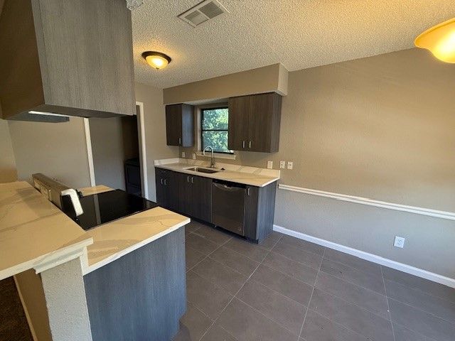 320 Queens Court N, Mansfield, TX 76063