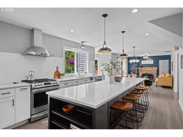 410 E BRANDON Dr, Newberg, OR 97132
