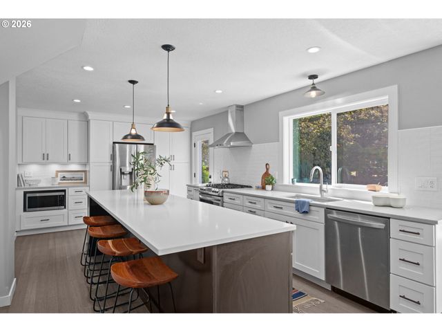 410 E BRANDON Dr, Newberg, OR 97132