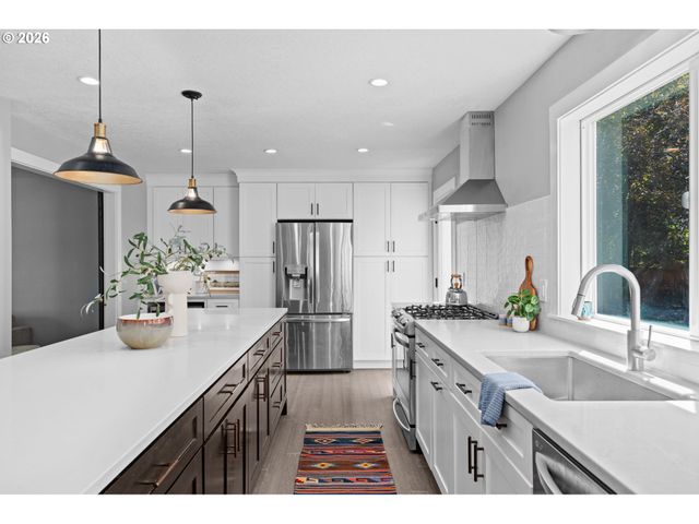 410 E BRANDON Dr, Newberg, OR 97132