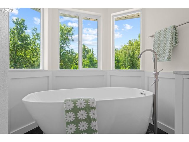 410 E BRANDON Dr, Newberg, OR 97132