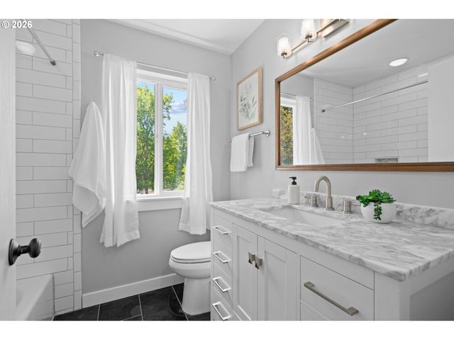 410 E BRANDON Dr, Newberg, OR 97132