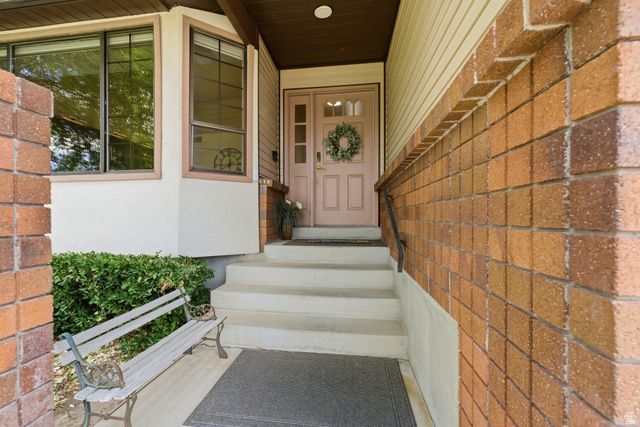 9057 S CHERBOURG PL, Sandy, UT 84093