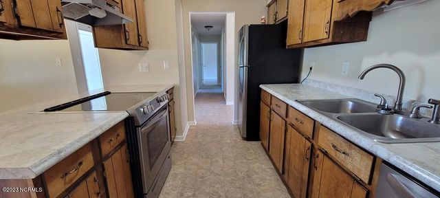 527 Raintree Circle, Jacksonville, NC 28540