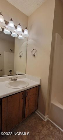 527 Raintree Circle, Jacksonville, NC 28540