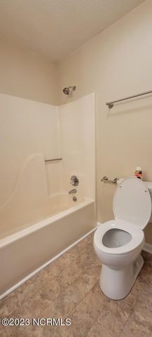 527 Raintree Circle, Jacksonville, NC 28540