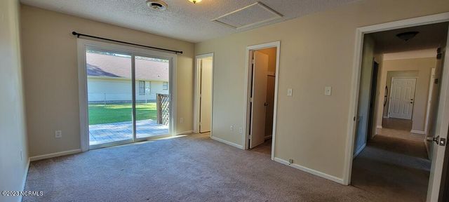 527 Raintree Circle, Jacksonville, NC 28540