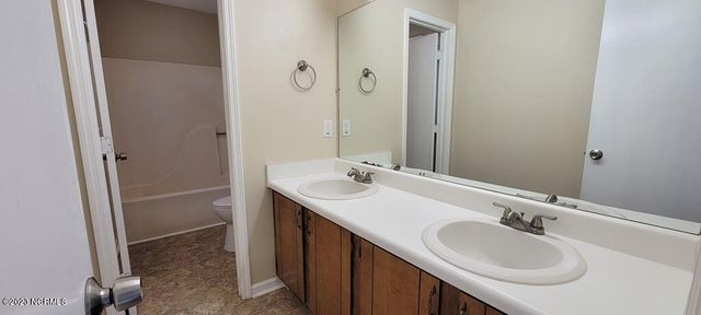 527 Raintree Circle, Jacksonville, NC 28540