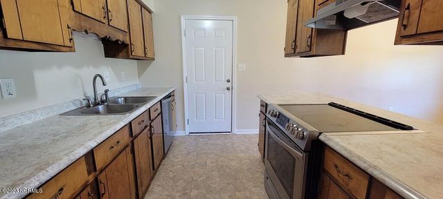 527 Raintree Circle, Jacksonville, NC 28540