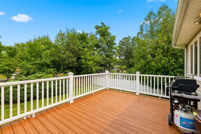32 Van Zandt Drive, Pearl River, NY 10965